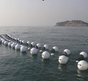 Des flotteurs g�n�rant de l'�lectricit� dans la baie de Hong-Kong
